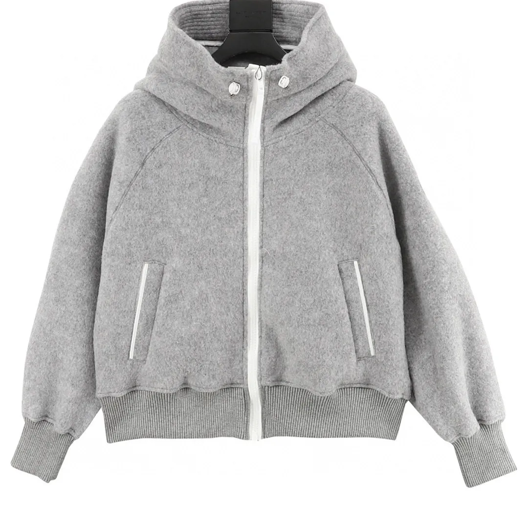 P580 top version CanadaGoose solid color hooded cashmere jacket, exclusively customized wool fabric, containing 60% wool content! Super lightweight, soft and warm! The high-tech breathable space cotton liner makes the entire garment very stiff and soft, comfortable and lightweight at the same time. Breathable, soft, non-stuffy, lightweight, stylish, and non-deformable. The iconic double-striped reflective strips are designed behind the collar and hood. No detail is missed. The front placket allows you to easily cope with seasonal changes and calmly resist bad weather. High-density goose emblem. All threaded accessories are customized. Loose fit and adjustable drawstring. Not bloated at all. Quite fashionable. It can be said to be a very unique design. This year's must-have style is the same for men and women. Style No.: A107# Color: Black Gray Size: S-XL